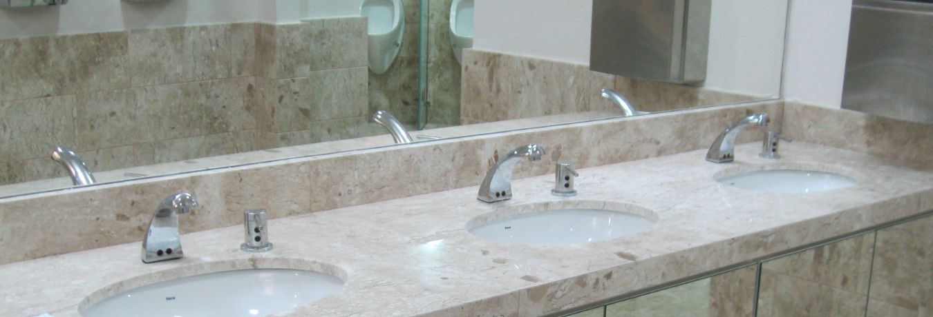 Bancada de lavatório coletivo com cuba esculpida em inox